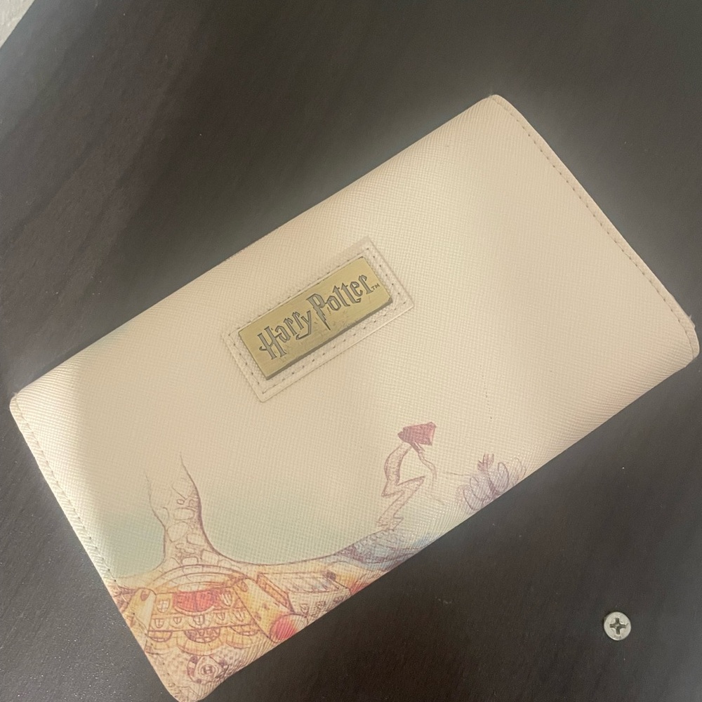 Hogwarts Themed Cream Wallet - Picture 3 of 5